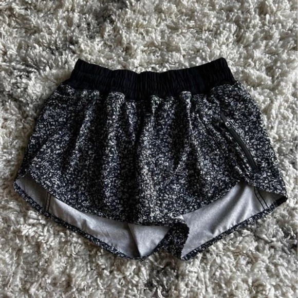 Lululemon Tracker Short IV (4-way Stretch 4") Daisy Dust Alpine White Black - Picture 1 of 3